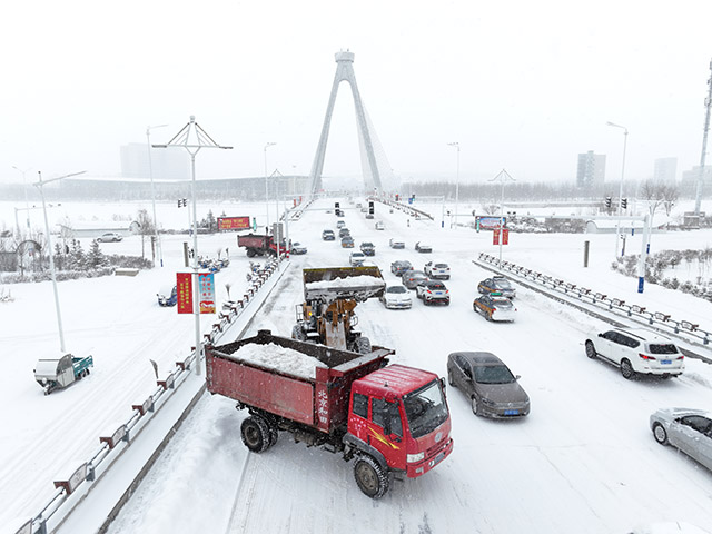 霍林郭勒市環境衛生服務中心出動大型設備清理積雪。