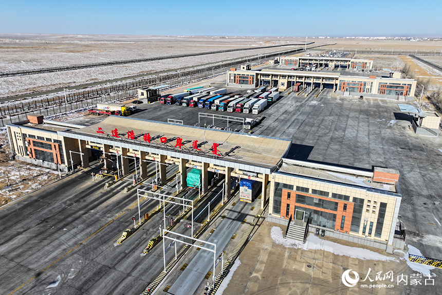 二连浩特公路口岸货运通道内等待通关的车辆。郭鹏杰摄