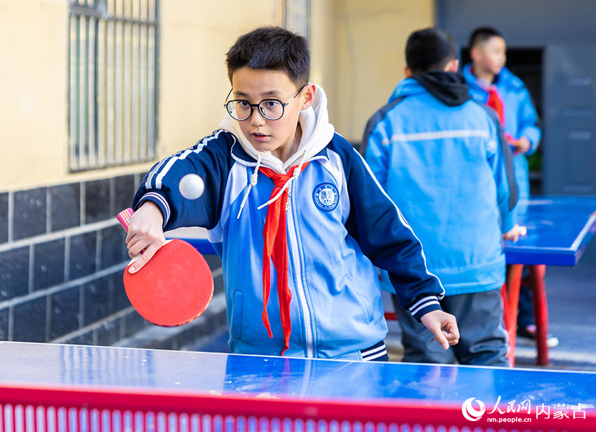 11月27日，呼和浩特市玉泉区清泉街小学的学生利用课间时间打乒乓球。丁根厚摄