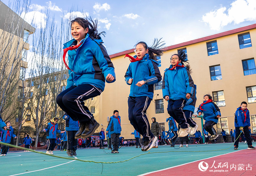 11月27日，呼和浩特市玉泉区清泉街小学的学生利用课间时间玩跳绳。丁根厚摄