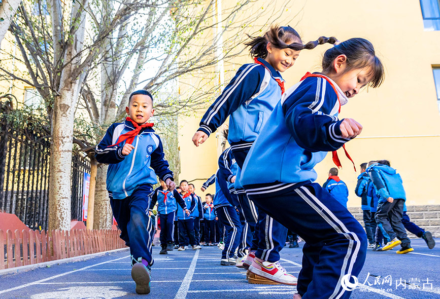 11月27日，呼和浩特市玉泉区清泉街小学的学生利用课间时间玩跳方格趣味游戏。丁根厚摄
