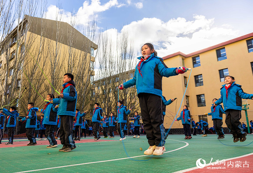 11月27日，呼和浩特市玉泉区清泉街小学的学生利用课间时间玩跳绳。丁根厚摄