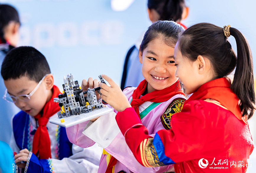 11月30日，呼和浩特市玉泉区南柴火市街小学学生在学习组装智能机器人。丁根厚摄