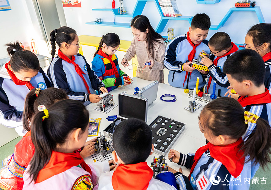 11月30日，呼和浩特市玉泉区南柴火市街小学学生在学习智能机器人组装、操控等知识。丁根厚摄