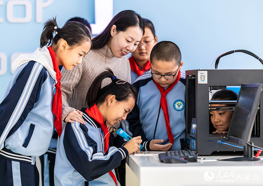 11月30日，呼和浩特市玉泉区南柴火市街小学学生在使用3D打印笔绘制立体图案。丁根厚摄