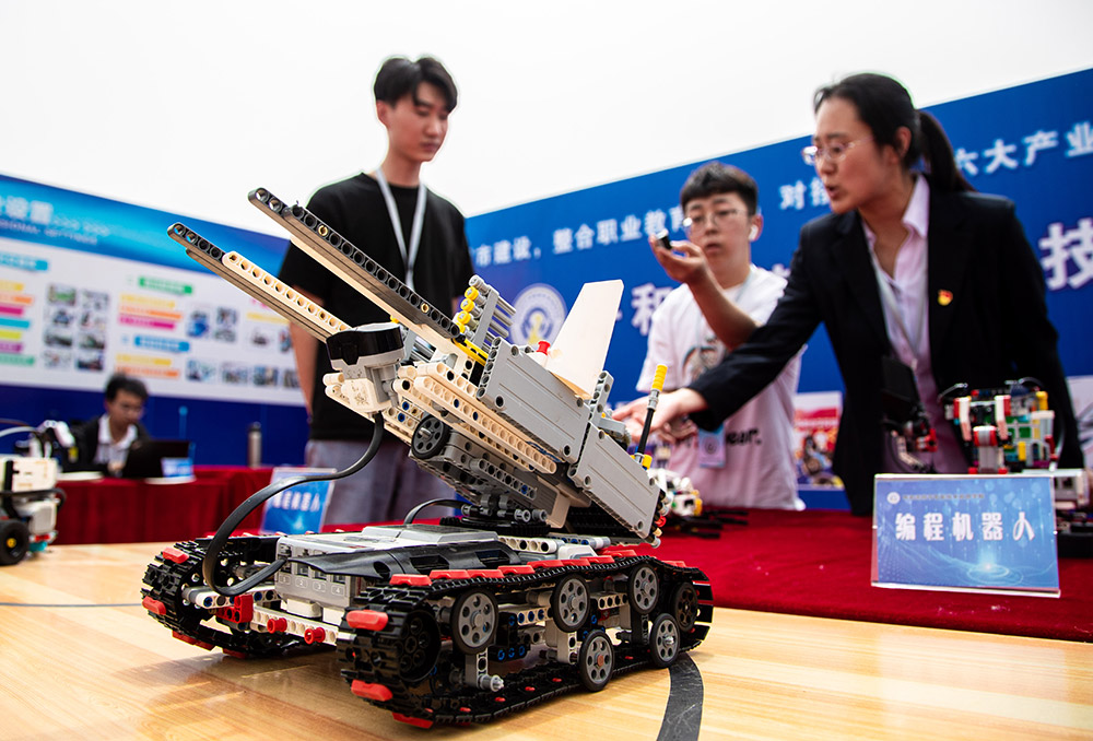 中职学生在呼和浩特市2023年职教活动周暨“未来工匠”读书行动启动仪式现场进行编程机器人展示。
