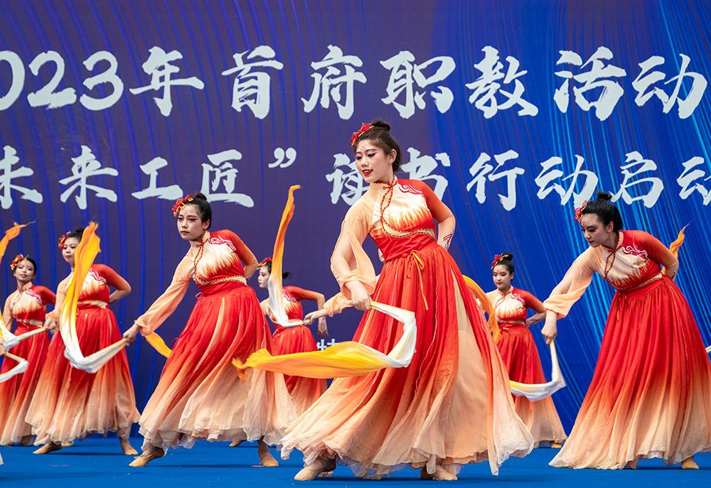 中职学生在呼和浩特市2023年职教活动周暨“未来工匠”读书行动启动仪式现场展示舞蹈才艺。
