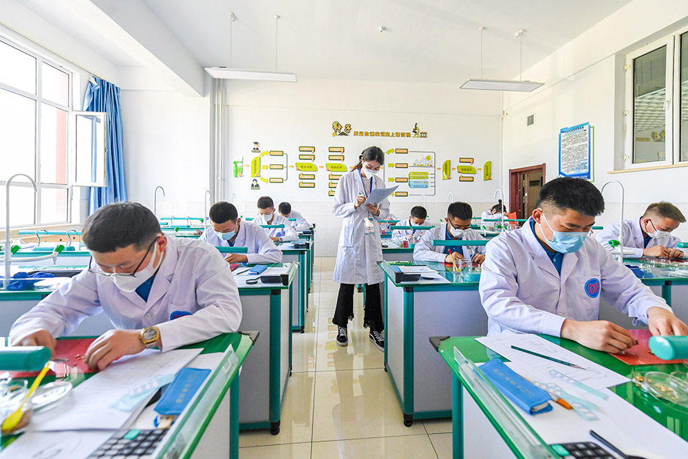呼和浩特市土默特左旗第一职业中学的选手在参加种子质量检测项目的比赛。