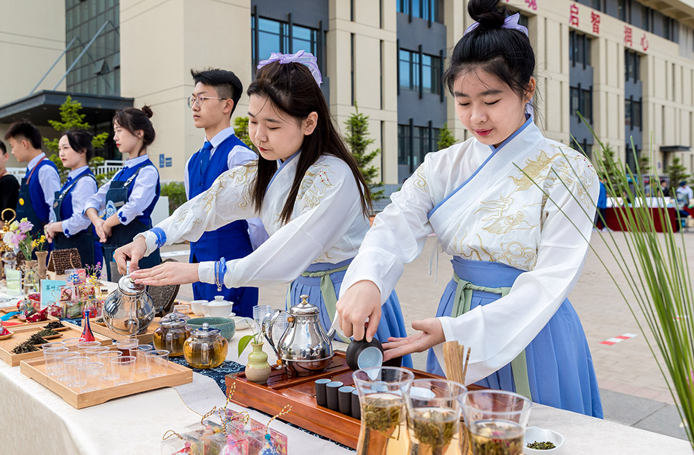 内蒙古呼和浩特市商贸旅游职业学校学生在展示茶艺。