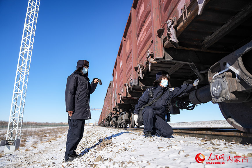 11月28日，二连出入境边防检查站执勤民警对货运列车进行车体检查。杨金烨摄