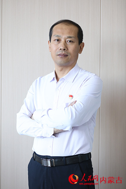呼和浩特市现代信息技术学校副校长郗文德接受人民网专访。人民网记者 齐浩男摄