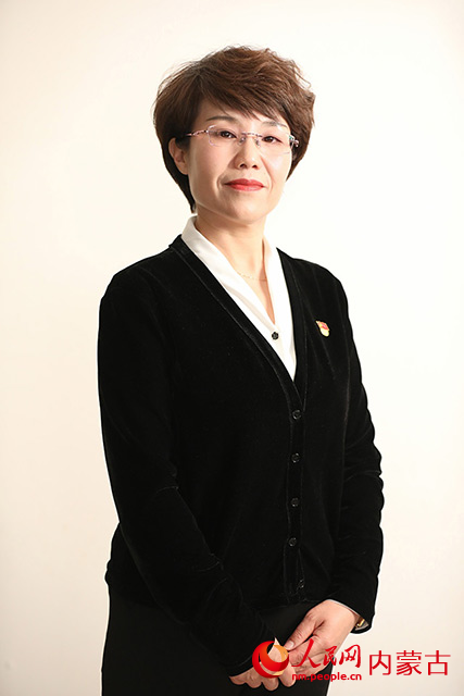 内蒙古机电职业技术学院党委委员、纪委书记白图娅接受人民网专访。人民网记者 齐浩男摄