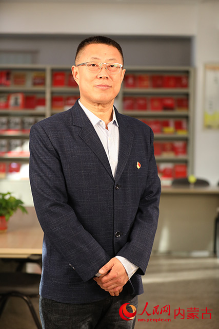 呼和浩特市文化艺术职业学校副校长刘春根接受人民网专访。人民网记者 齐浩男摄