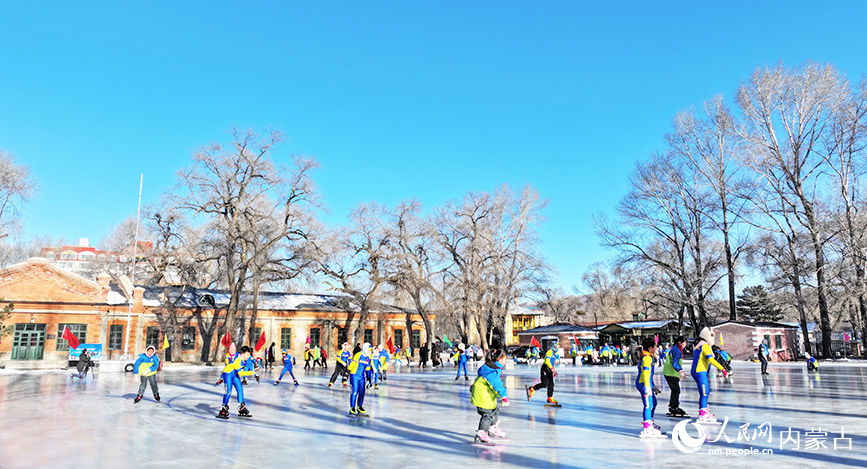 12月6日，内蒙古自治区呼伦贝尔市扎兰屯市实验小学滑冰场，同学们在“冰雪课堂”进行速滑比赛。韩冷摄