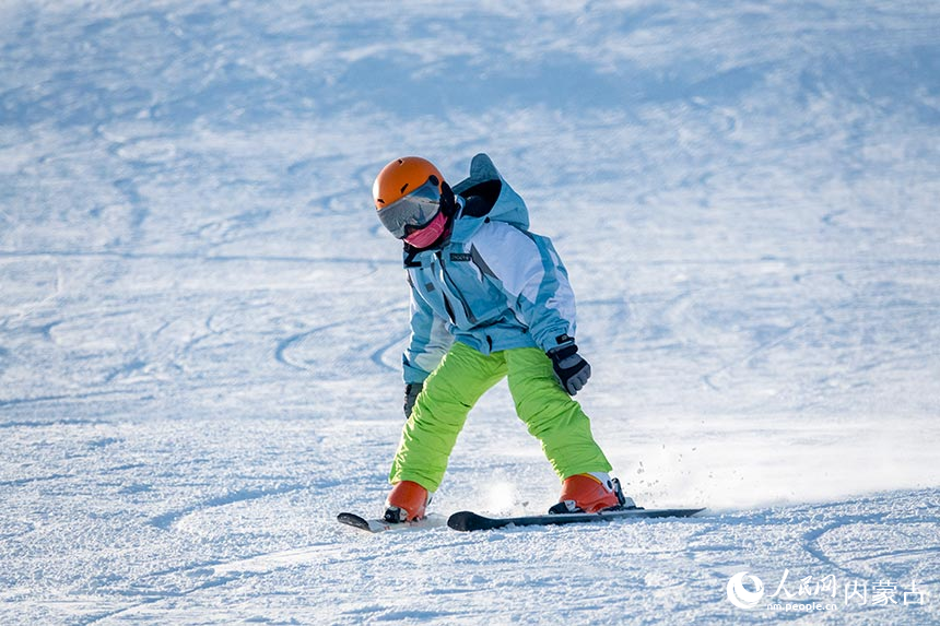 滑雪爱好者在牙克石凤凰山滑雪场体验滑雪项目。吕昊俊摄