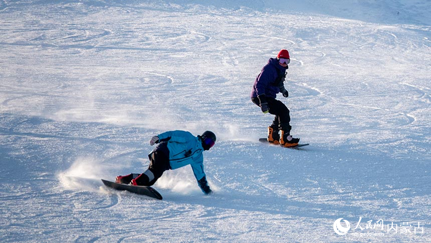 滑雪爱好者在牙克石凤凰山滑雪场体验滑雪项目。吕昊俊摄