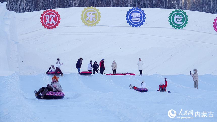 游客在牙克石市凤凰山冰雪景区体验冰滑梯。吕昊俊摄