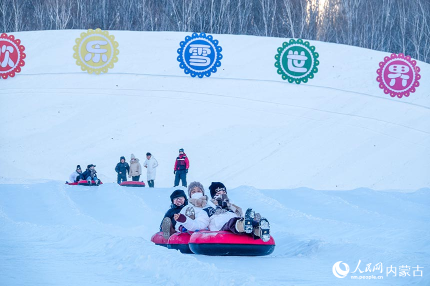 游客在牙克石市凤凰山冰雪景区体验冰滑梯。吕昊俊摄