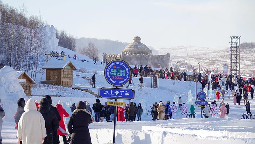 游客在牙克石市凤凰山游玩。吕昊俊摄