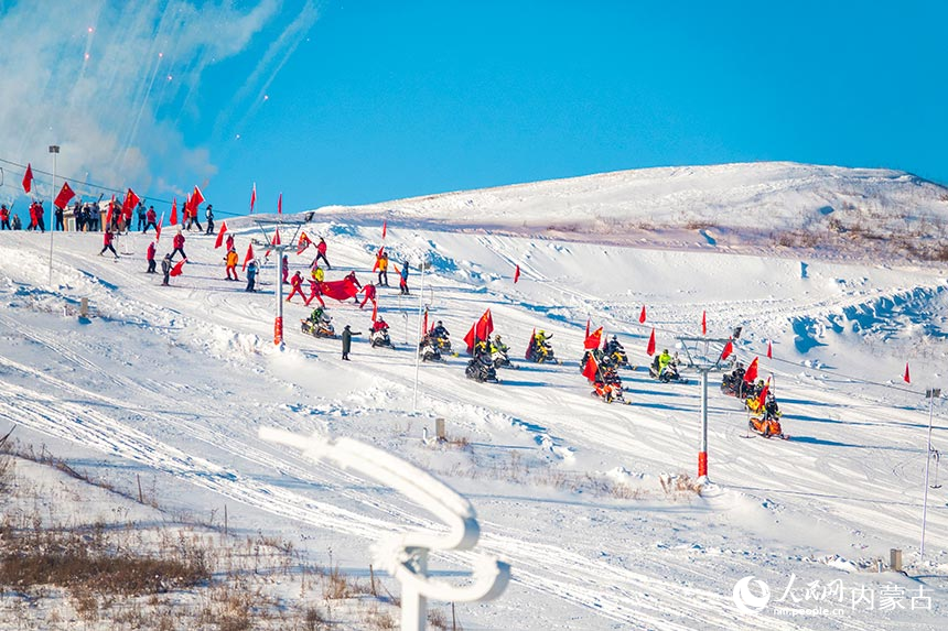 运动员在牙克石市凤凰山滑雪场上进行滑雪竞技表演。吕昊俊摄