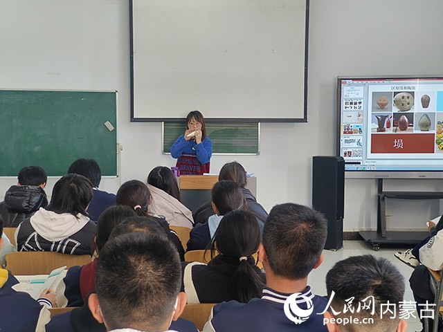王紫璇正在教學生區分陶笛和塤。受訪者供圖