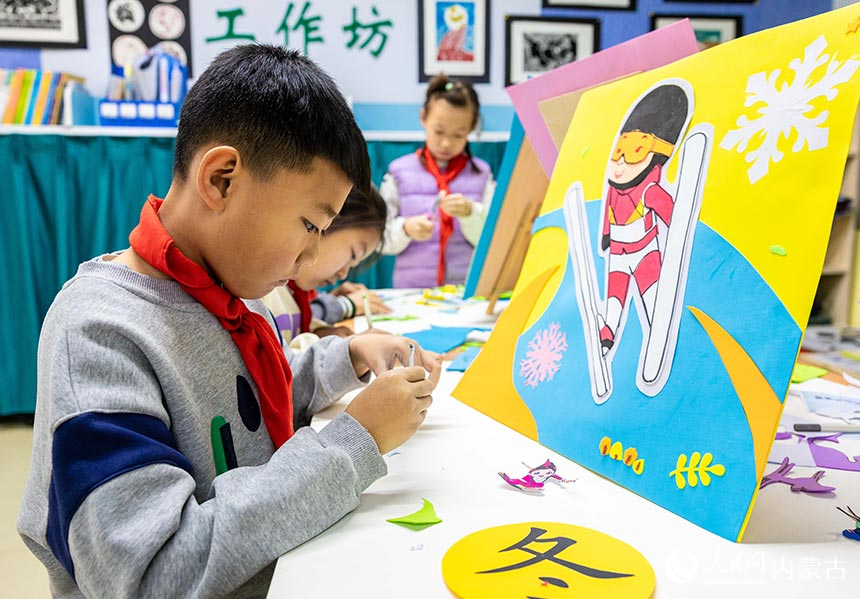 呼和浩特市玉泉區小召小學學生在繪制“十四冬”運動形象手工作品。丁根厚攝