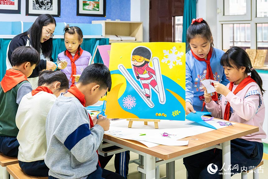 呼和浩特市玉泉区小召小学师生在绘制“十四冬”运动形象手工作品。丁根厚摄