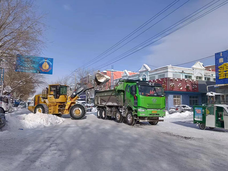霍林郭勒市环卫服务中心开展积雪清理工作。中共霍林郭勒市委办公室供图