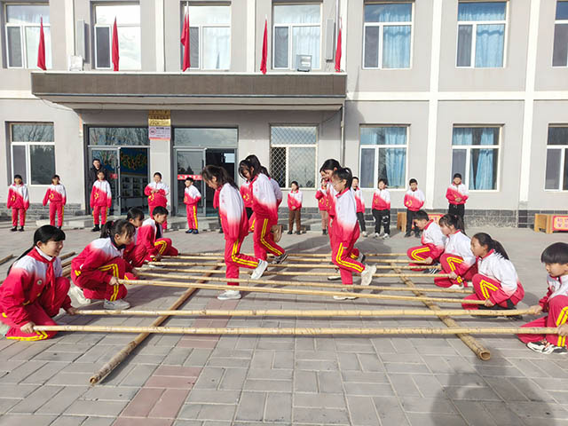 大营子小学课间学生跳竹竿舞