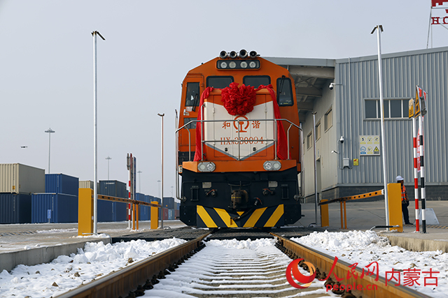 12月12日，27004次中欧班列在呼和浩特沙良物流园发车。孙勇摄