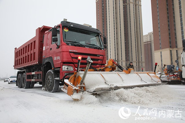 清理积雪。呼和浩特市城管局供图