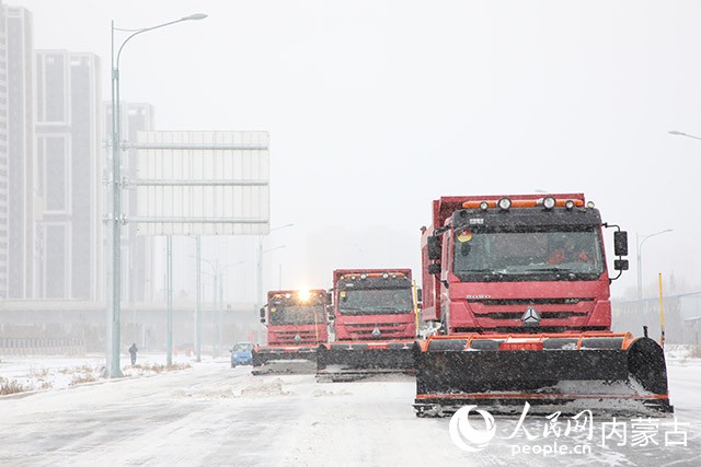 清理积雪。呼和浩特市城管局供图