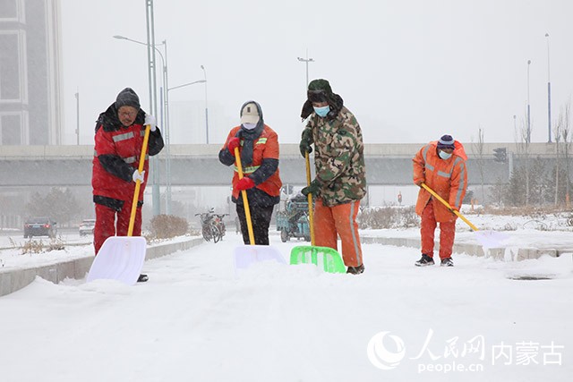 清理积雪。呼和浩特市城管局供图