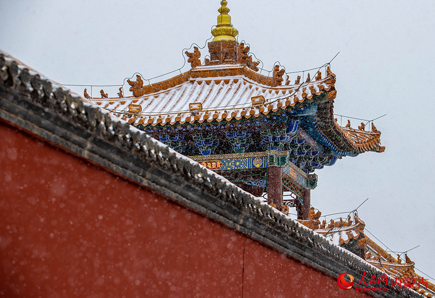 12月14日，呼和浩特市玉泉区塞上老街文化旅游休闲街区的古建筑与冬雪相映成景。丁根厚摄