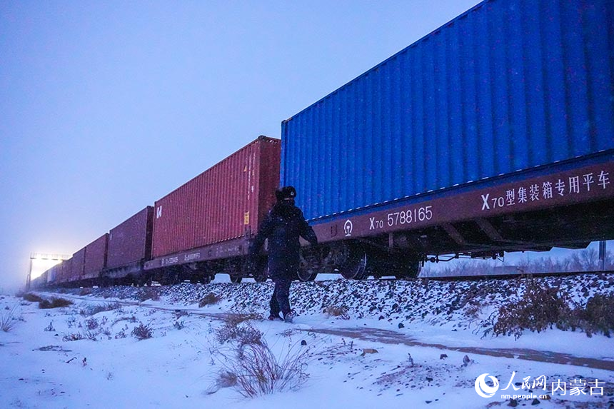 二连出入境边防检查站移民管理警察顶风冒雪查验中欧班列。杨金烨摄