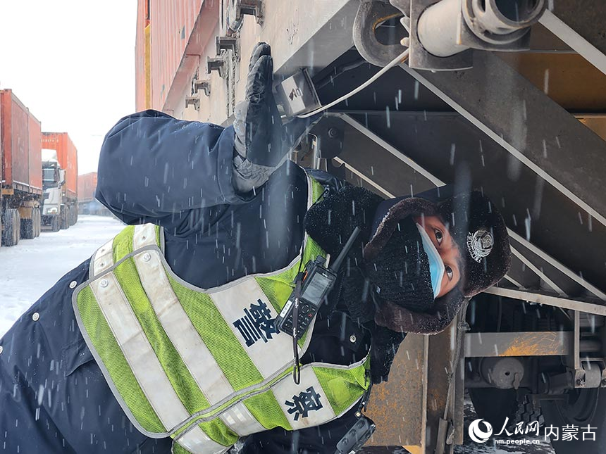 甘其毛都边检站移民管理警察风雪中坚守岗位。贺猛摄