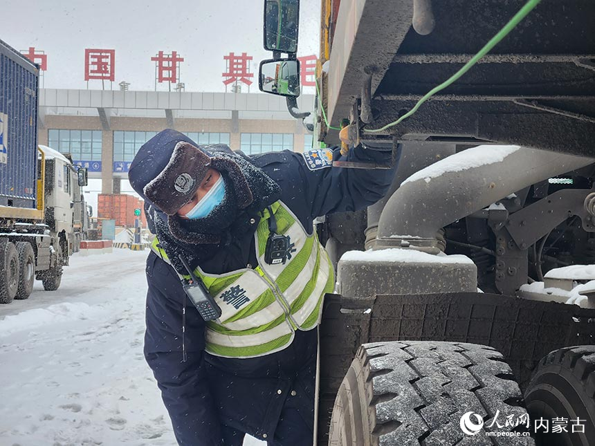 甘其毛都边检站移民管理警察查验出入境车辆。贺猛摄