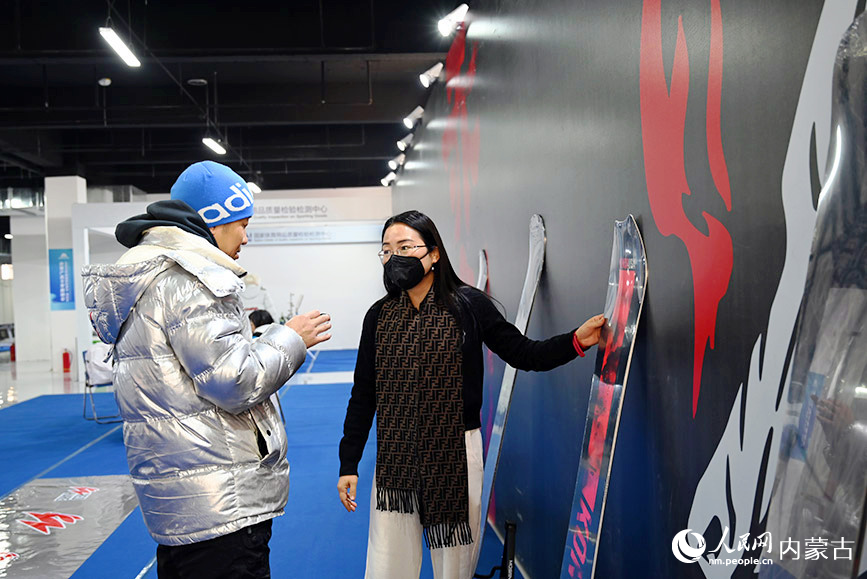 游客正在与参展商交流。人民网记者 刘艺琳摄