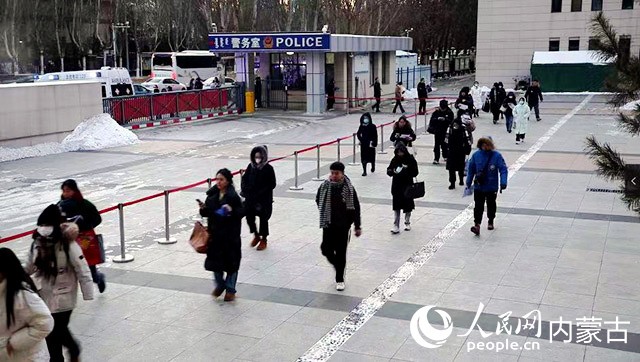 考生进入考场。实习生 郭上菲摄