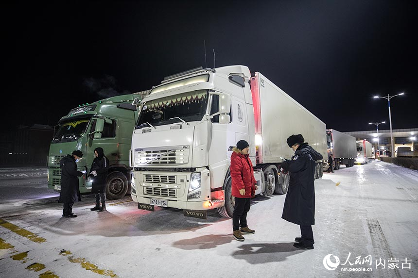 二連出入境邊防檢查站執勤民警查驗貨車司機通關証件。郭鵬杰攝