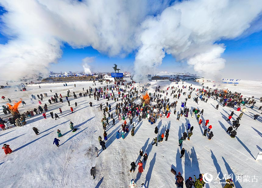 来自俄罗斯、蒙古国、马来西亚及中国各地的万余名游客在呼伦贝尔草原上围着篝火载歌载舞。吕昊俊摄