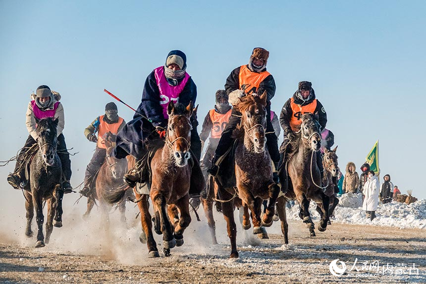 牧民在冰雪那達慕現場進行蒙古馬競速賽。呂昊俊攝