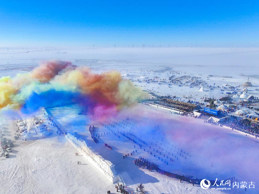 内蒙古自治区第二十届冰雪那达慕在呼伦贝尔草原开幕。吕昊俊摄