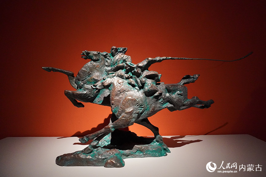 韩枫雕塑作品《策马北疆》。实习生 王泽桐摄