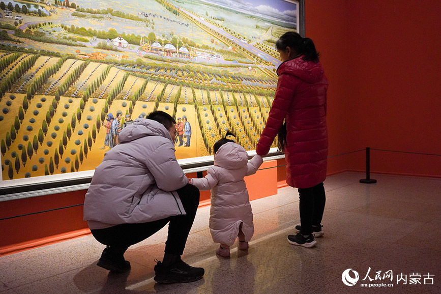在家长带领下前来观展的小朋友。实习生 王泽桐摄