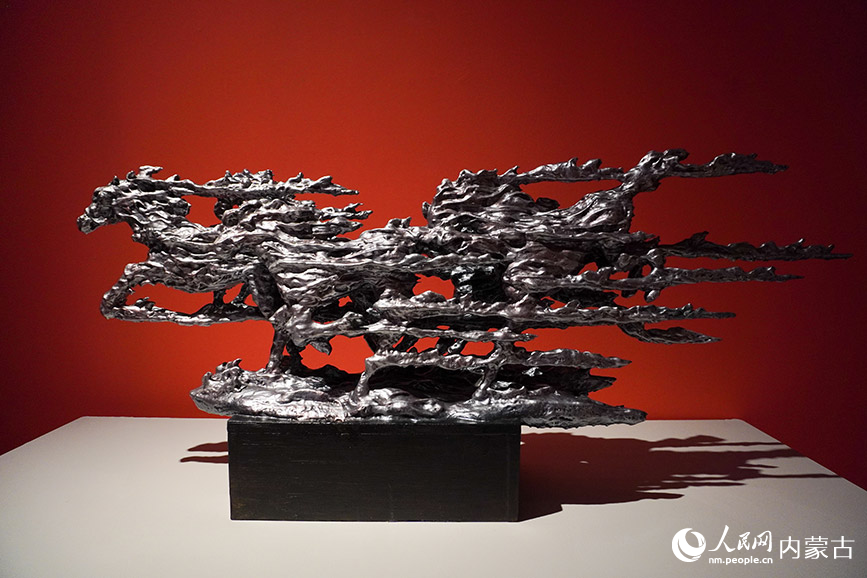 色楞格雕塑作品《疾风》。实习生 王泽桐摄