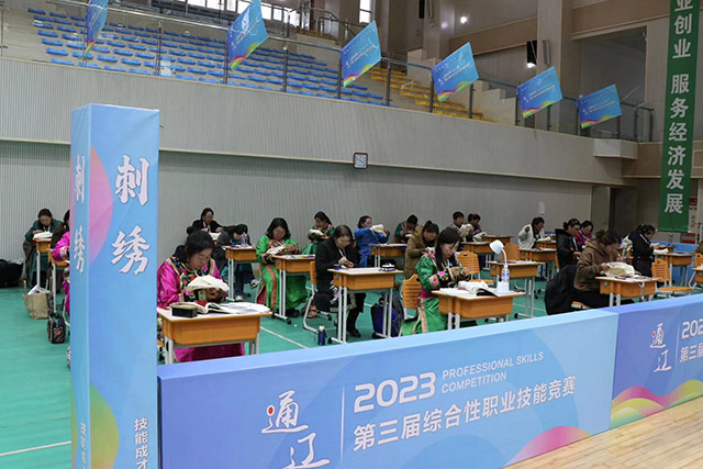 通辽市第三届综合性职业技能竞赛刺绣竞赛现场。包乌兰摄
