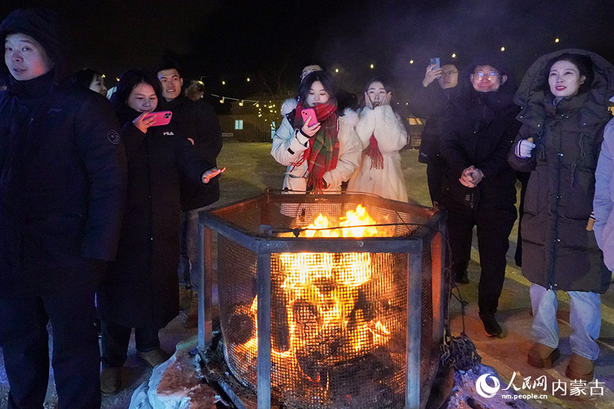 游客們圍在篝火旁。實習生 王澤桐攝