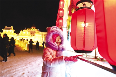游客在“城中雪原”冰雪主题园快乐游玩。王化勇 摄