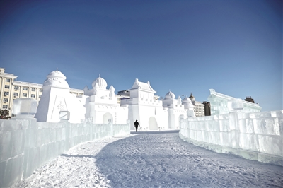“城中雪原”冰雪主题园冰雕、雪雕栩栩如生。李明 摄